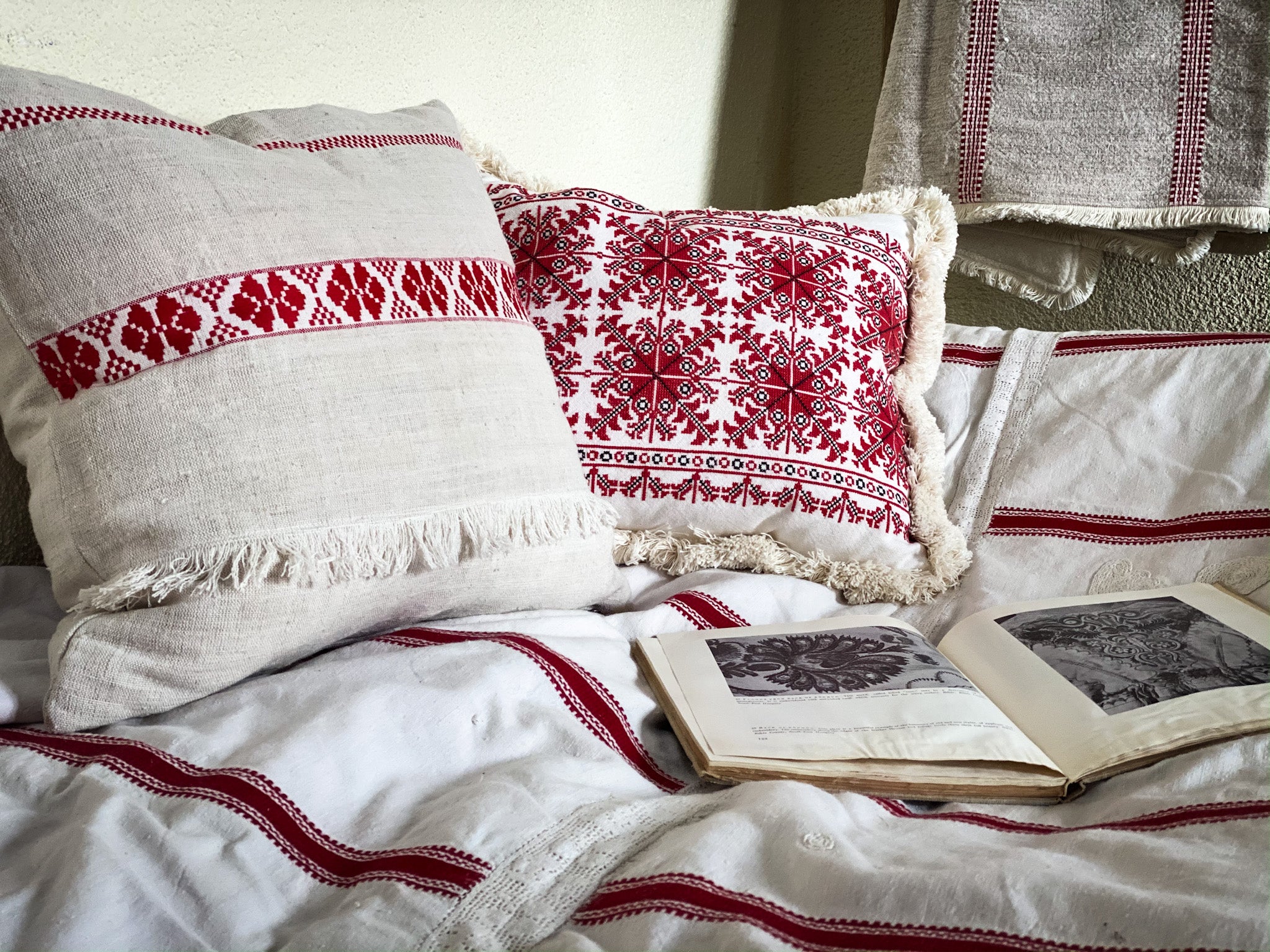 Pillow: Handwoven antique Hungarian hemp - P037